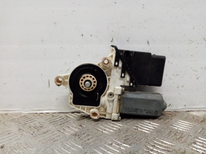 Recambio de motor elevalunas trasero derecho para volkswagen golf iv berlina (1j1) referencia OEM IAM 05076615  