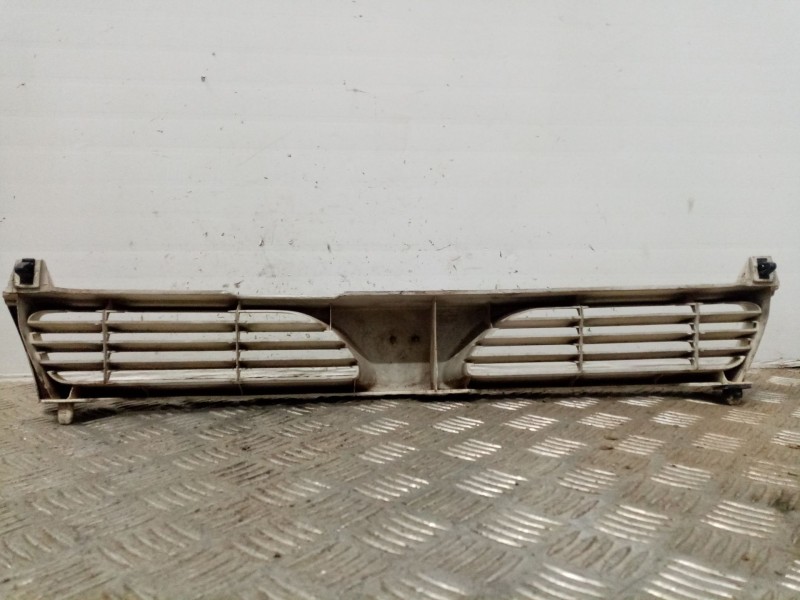 Recambio de rejilla delantera para nissan sunny berlina (n14) 2.0 diesel referencia OEM IAM   