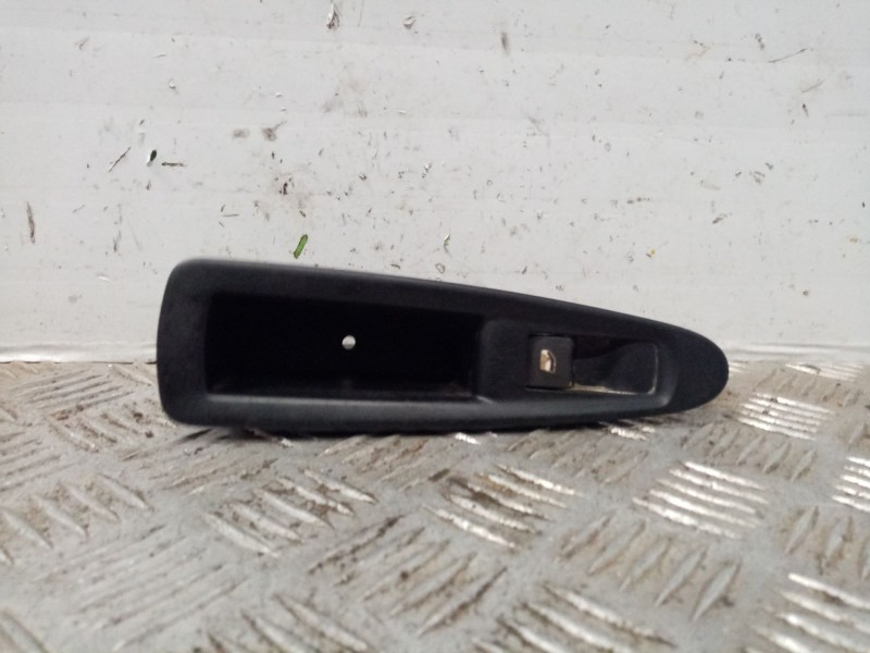 Recambio de maneta elevalunas trasera derecha para citroen c4 berlina vtr plus referencia OEM IAM 9240F2  