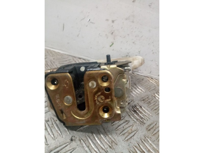 Recambio de cerradura puerta trasera izquierda para nissan x-trail (t30) 2.2 16v turbodiesel cat referencia OEM IAM 800553AA300 