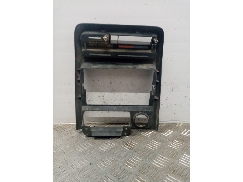 Recambio de mascara central de salpicadero para suzuki santana 300 2.0 hdi referencia OEM IAM   