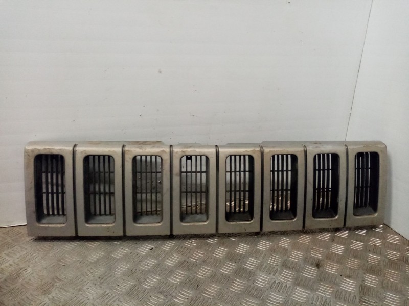 Recambio de rejilla delantera para jeep cherokee (xj) 4.0 190cv erh referencia OEM IAM 55054889  