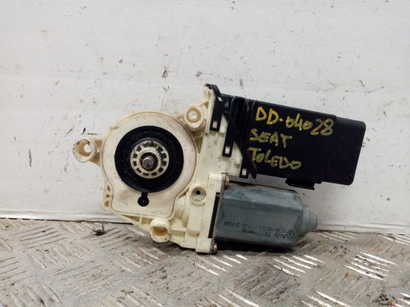 Recambio de motor elevalunas delantero derecho para seat toledo (1m2) signo referencia OEM IAM 9776105413301  