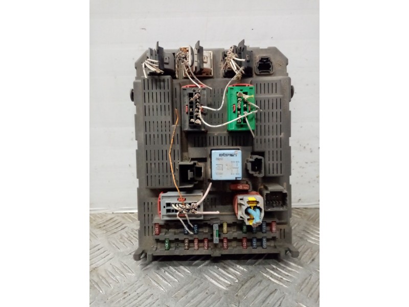 Recambio de caja reles / fusibles para citroen c5 berlina 2.0 hdi x referencia OEM IAM 6500Y1 9646226580 