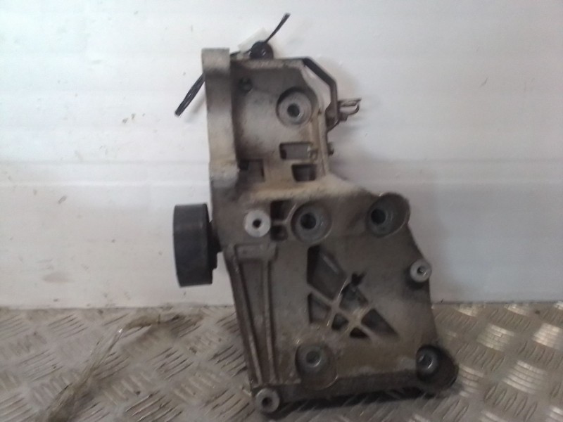 Recambio de soporte alternador para opel insignia berlina cosmo referencia OEM IAM 55562863  