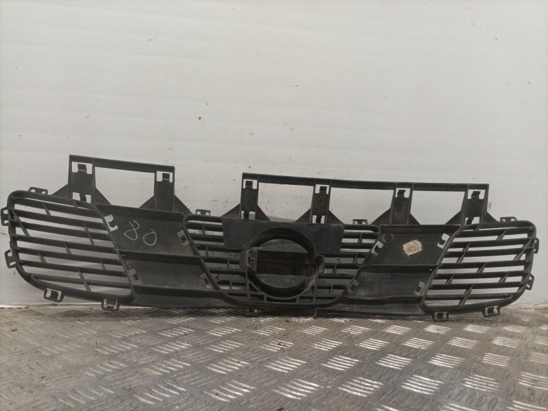 Recambio de rejilla delantera para nissan terrano/terrano.ii (r20) 2.7 turbodiesel referencia OEM IAM   
