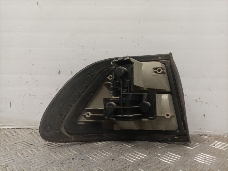 Recambio de piloto trasero derecho para opel omega b referencia OEM IAM   