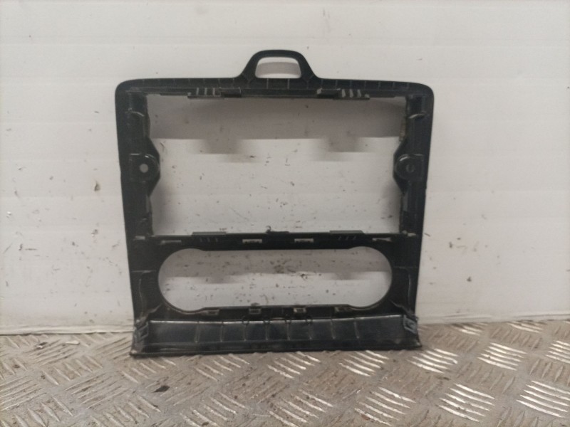 Recambio de embellecedor para ford focus berlina (cap) ghia referencia OEM IAM 4M5118522  