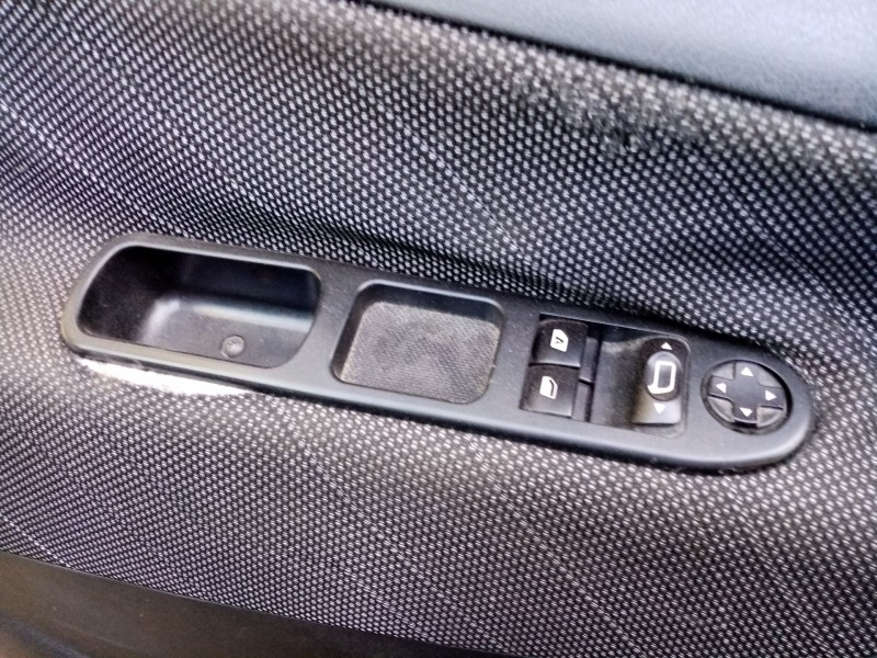 Recambio de maneta elevalunas delantera izquierda para peugeot 207 sw referencia OEM IAM   