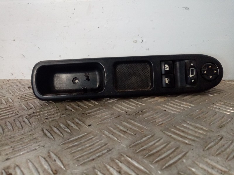 Recambio de maneta elevalunas delantera izquierda para peugeot 207 sw referencia OEM IAM   