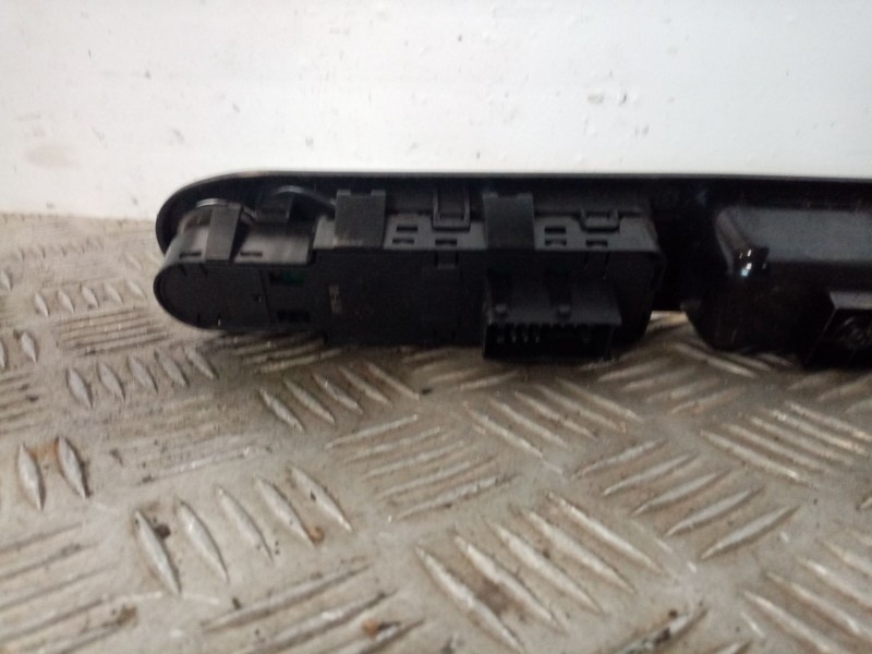 Recambio de maneta elevalunas delantera izquierda para peugeot 207 sw referencia OEM IAM   