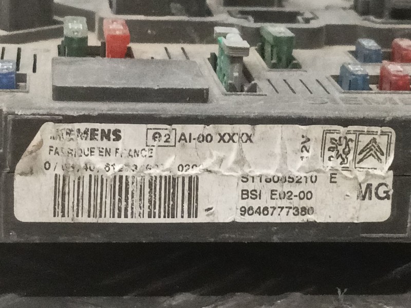 Recambio de caja reles / fusibles para peugeot 206 berlina referencia OEM IAM 9646777380 S118085210E 