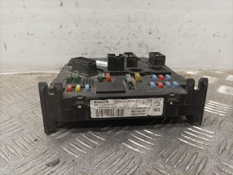 Recambio de caja reles / fusibles para peugeot 206 berlina referencia OEM IAM 9652474780 S118083220 