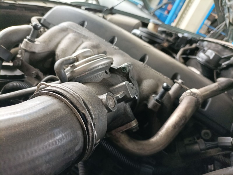 Recambio de valvula egr para volkswagen touareg (7la) referencia OEM IAM 070128073 070128070C 