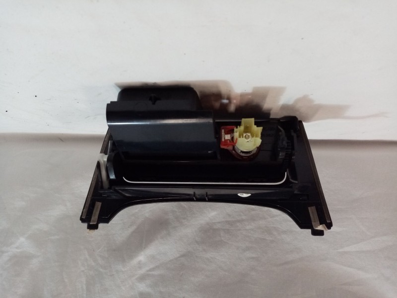 Recambio de cenicero para opel insignia berlina referencia OEM IAM 1014648  