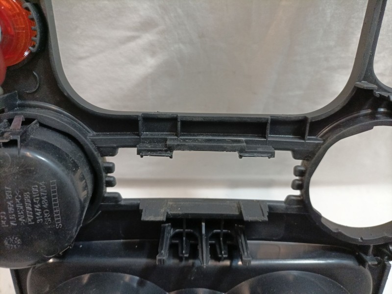 Recambio de consola central para volkswagen touareg (7la) referencia OEM IAM   