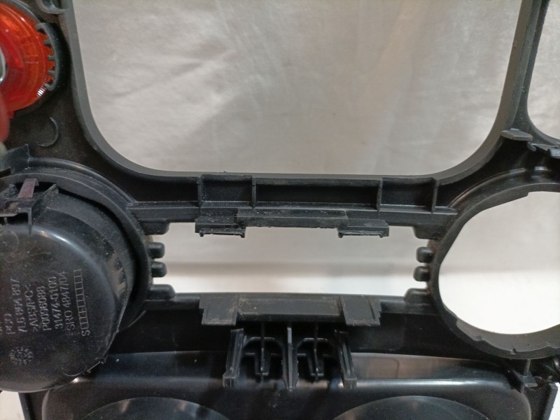 Recambio de consola central para volkswagen touareg (7la) referencia OEM IAM   