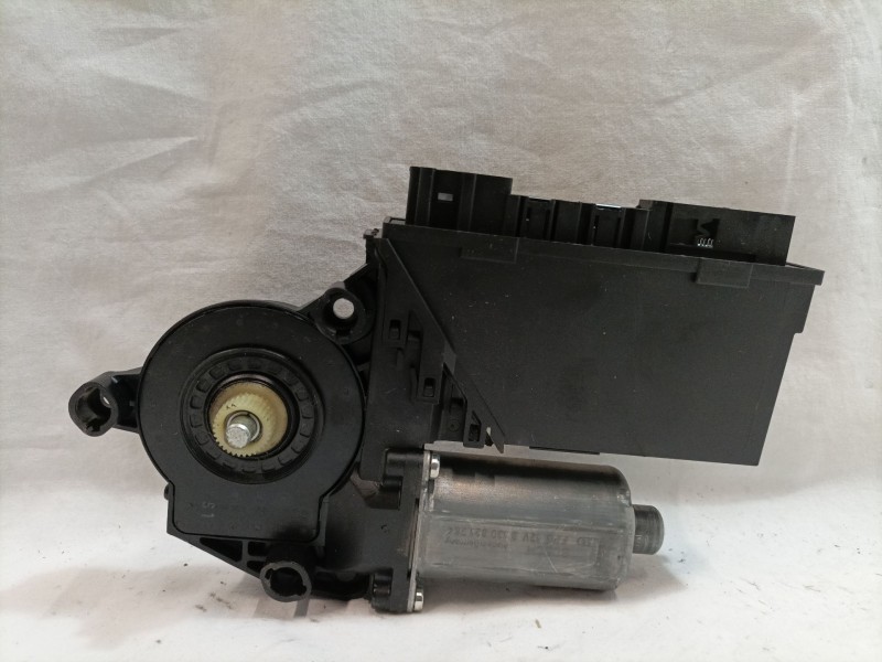 Recambio de motor elevalunas delantero izquierdo para volkswagen touareg (7la) referencia OEM IAM 7L0959701 0130821764 