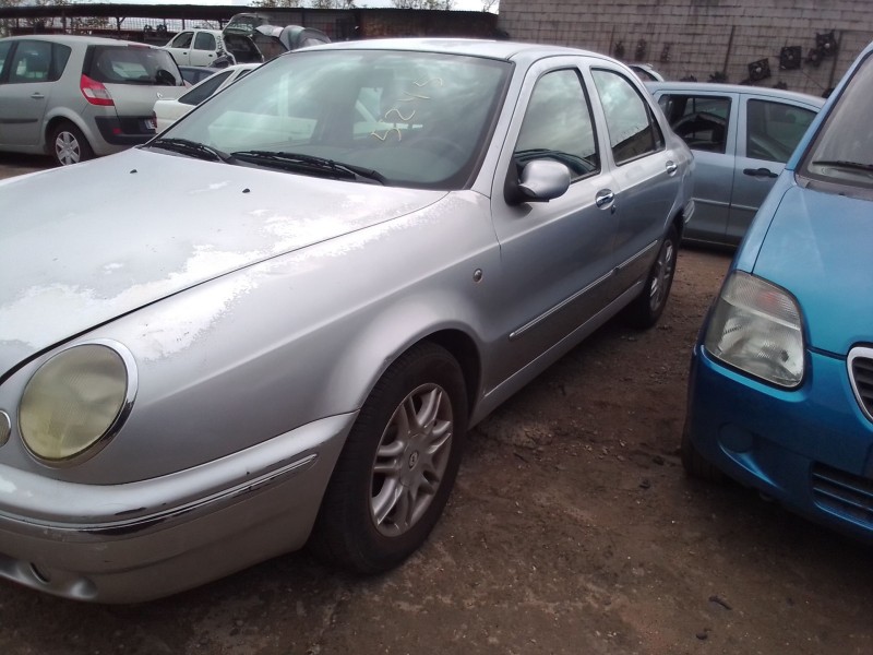 lancia lybra berlina del año 1999