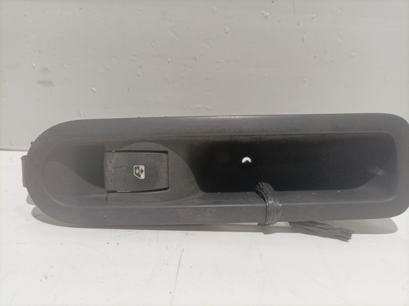 Recambio de mando elevalunas trasero derecho para renault scenic ii grand confort dynamique referencia OEM IAM 315029B 2808202 