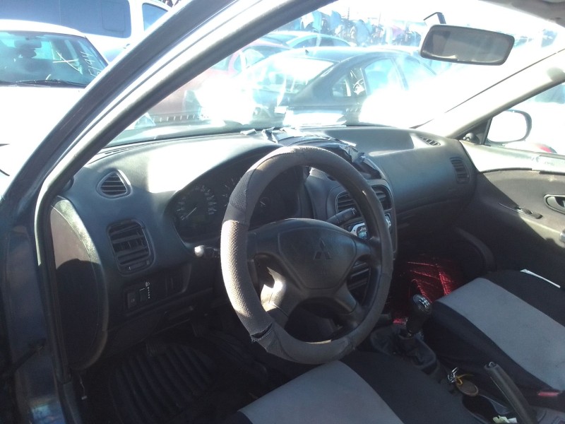 mitsubishi carisma berlina 5 (da0) del año 2002