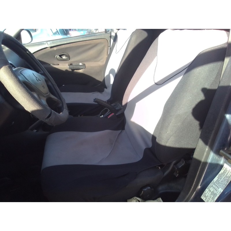 mitsubishi carisma berlina 5 (da0) del año 2002