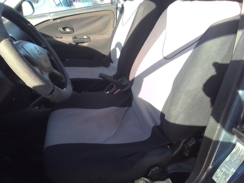 mitsubishi carisma berlina 5 (da0) del año 2002