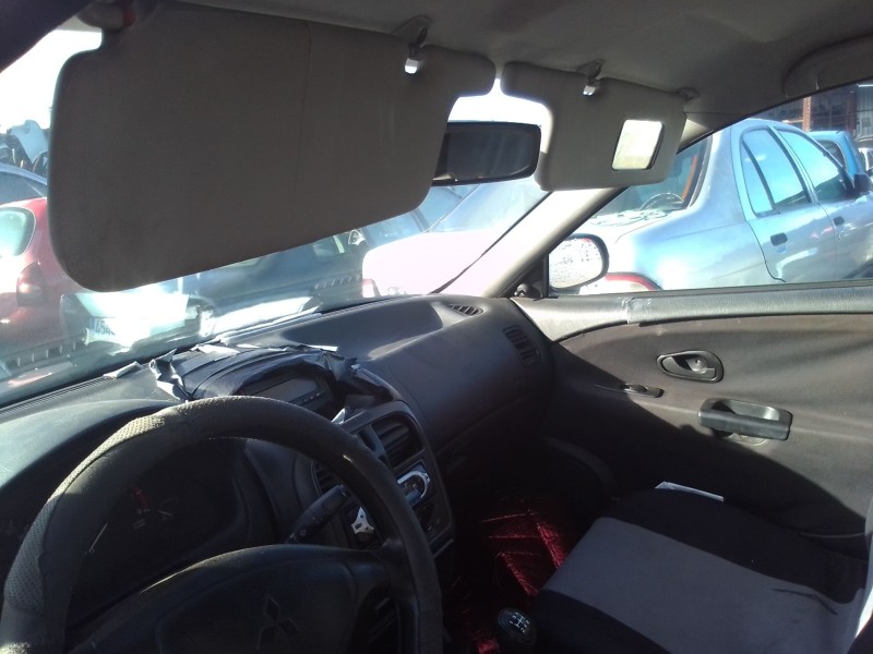 mitsubishi carisma berlina 5 (da0) del año 2002