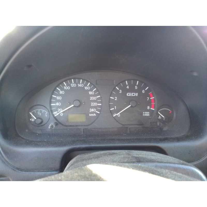 mitsubishi carisma berlina 5 (da0) del año 2002