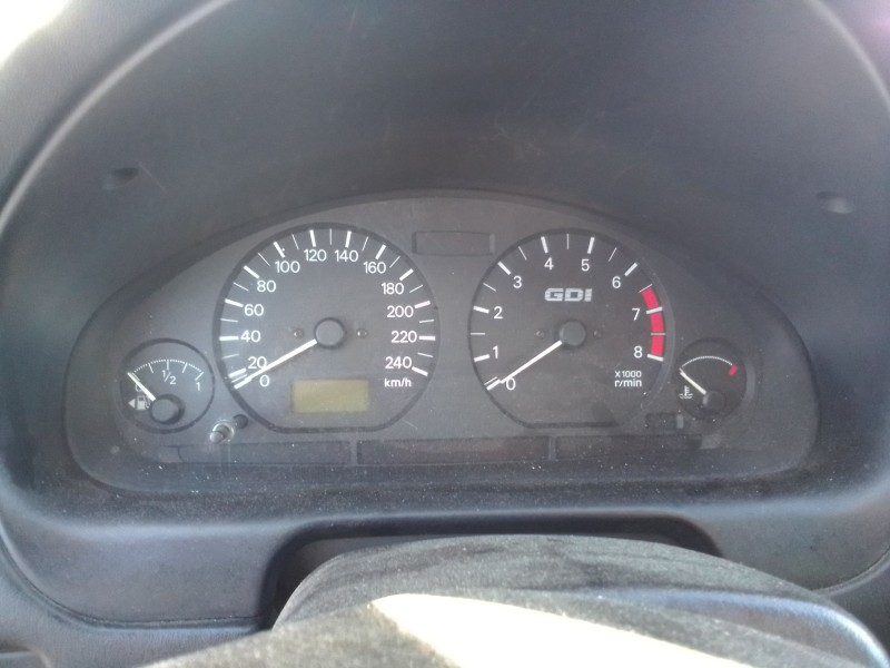 mitsubishi carisma berlina 5 (da0) del año 2002