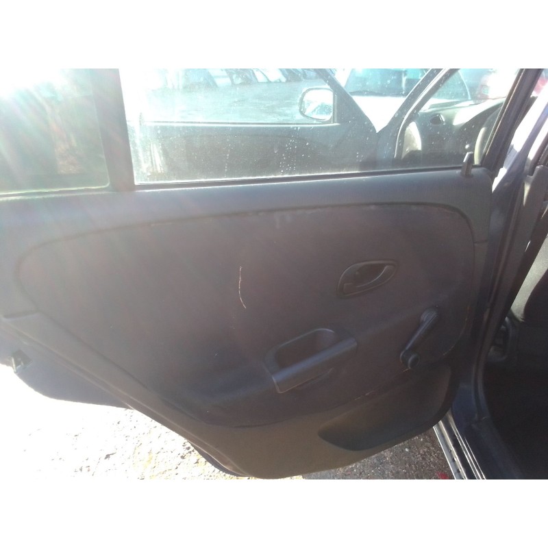 mitsubishi carisma berlina 5 (da0) del año 2002