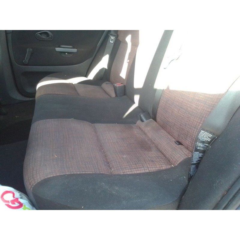 mitsubishi carisma berlina 5 (da0) del año 2002