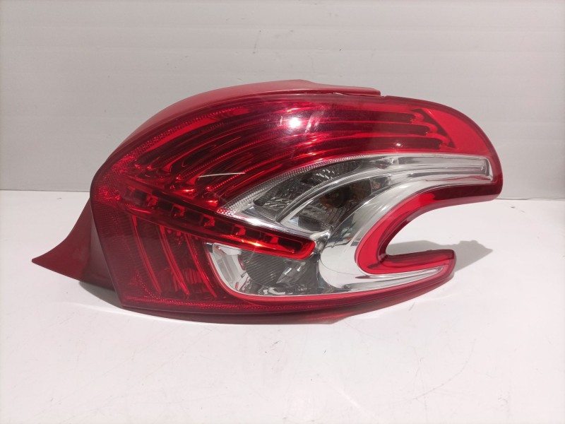 Recambio de piloto trasero derecho para peugeot 208 referencia OEM IAM 9672628380  