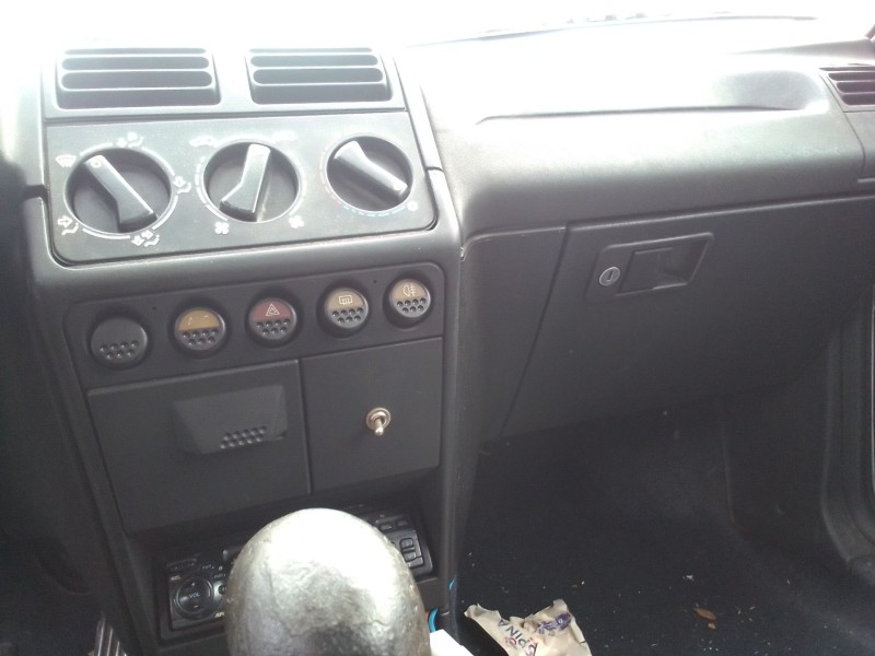 peugeot 205 berlina del año 1999