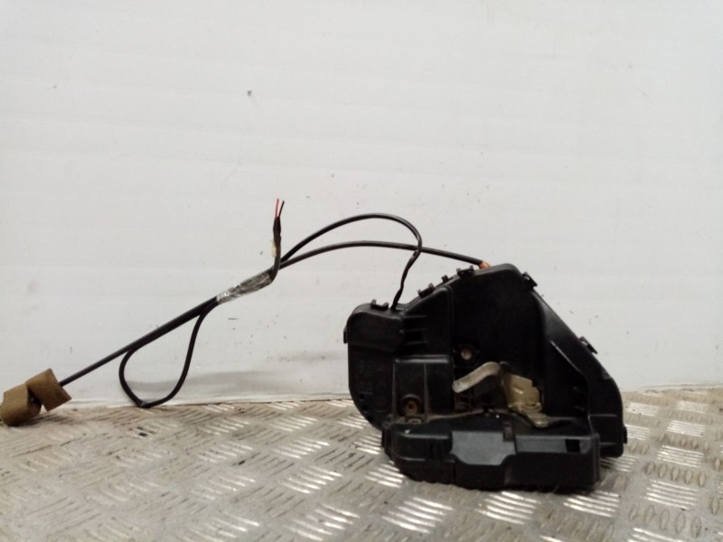 Recambio de cerradura puerta trasera izquierda para mercedes clase c (w203) berlina referencia OEM IAM 2037300135  