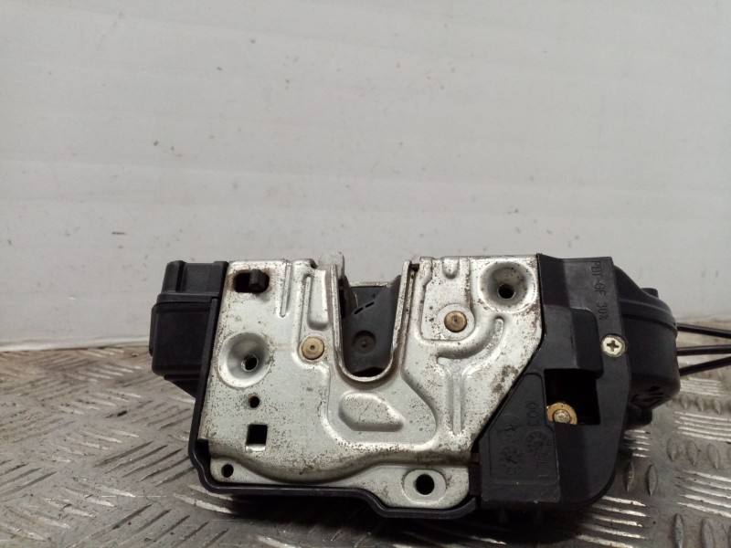 Recambio de cerradura puerta trasera izquierda para mercedes clase c (w203) berlina referencia OEM IAM 2037300135  