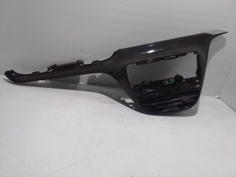 Recambio de mascara central de salpicadero para peugeot 208 referencia OEM IAM 1097753x 9673830077 44488m