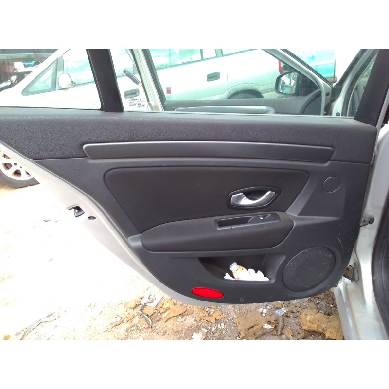 Recambio de guarnecido puerta trasera izquierda para renault laguna iii referencia OEM IAM 829A10089R  