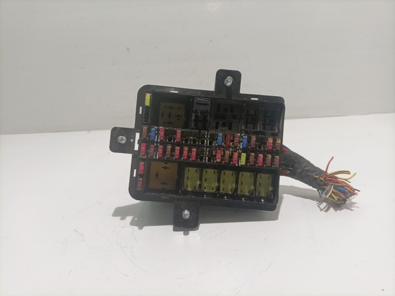 Recambio de caja reles / fusibles para ssangyong actyon referencia OEM IAM 8239031032  