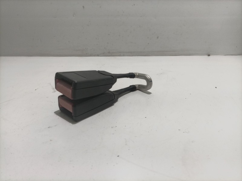 Recambio de anclaje cinturotrasero central para opel corsa c referencia OEM IAM 09114850N  