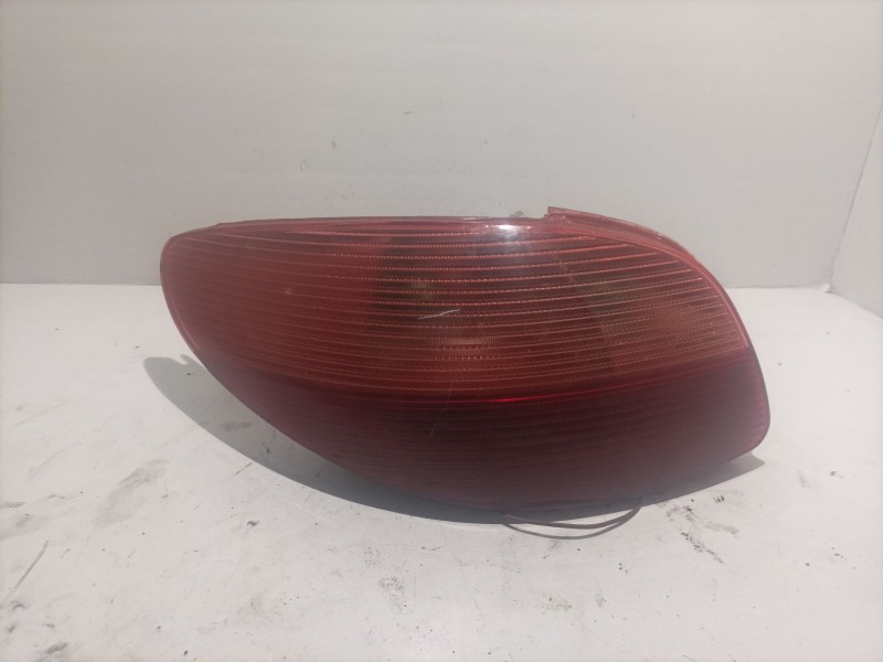 Recambio de piloto trasero izquierdo para peugeot 206 berlina 1.9 diesel referencia OEM IAM 5627566  