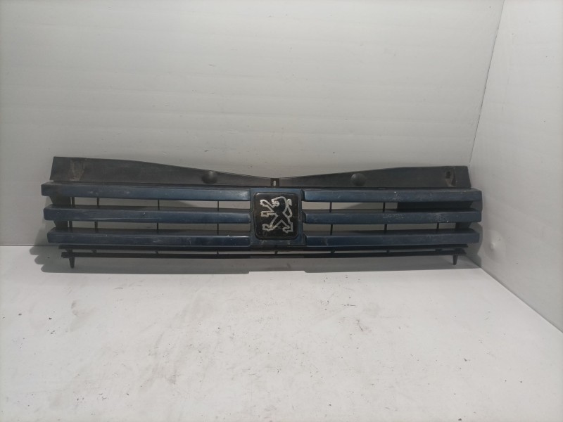 Recambio de rejilla delantera para peugeot 205 berlina referencia OEM IAM 9253108580  