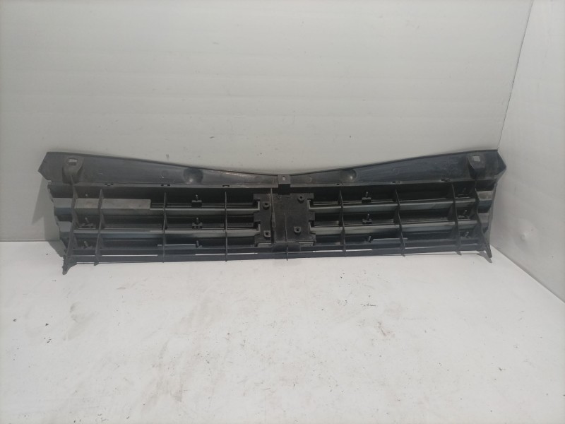 Recambio de rejilla delantera para peugeot 205 berlina referencia OEM IAM 9253108580  
