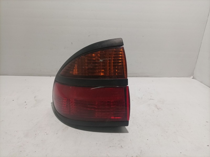 Recambio de piloto trasero izquierdo para renault laguna (b56) referencia OEM IAM 743184  