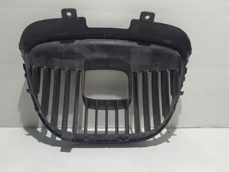 Recambio de rejilla delantera para seat cordoba berlina (6l2) stella referencia OEM IAM 831332  