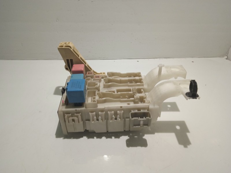 Recambio de caja reles / fusibles para toyota yaris (ksp9/scp9/nlp9) referencia OEM IAM 8273052700 7J190163 705040716