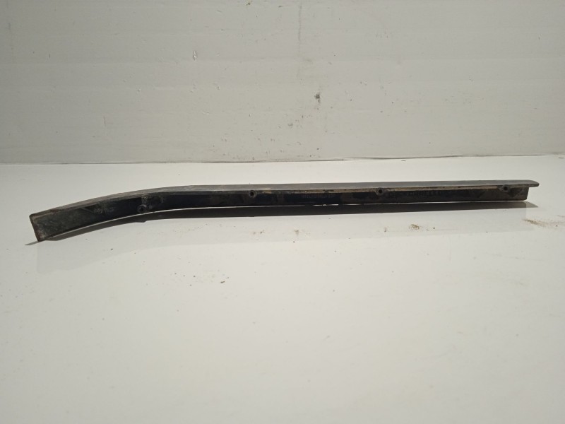 Recambio de moldura bajo faro derecho para alfa romeo 33 berlina referencia OEM IAM 03430773  