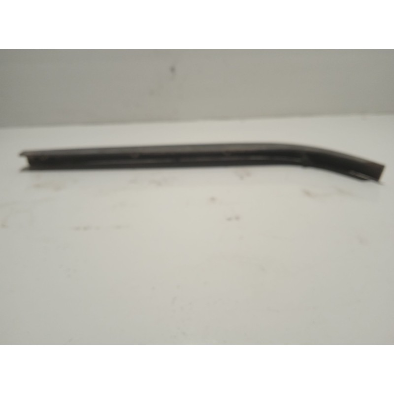 Recambio de moldura bajo faro izquierdo para alfa romeo 33 berlina referencia OEM IAM 03431773  