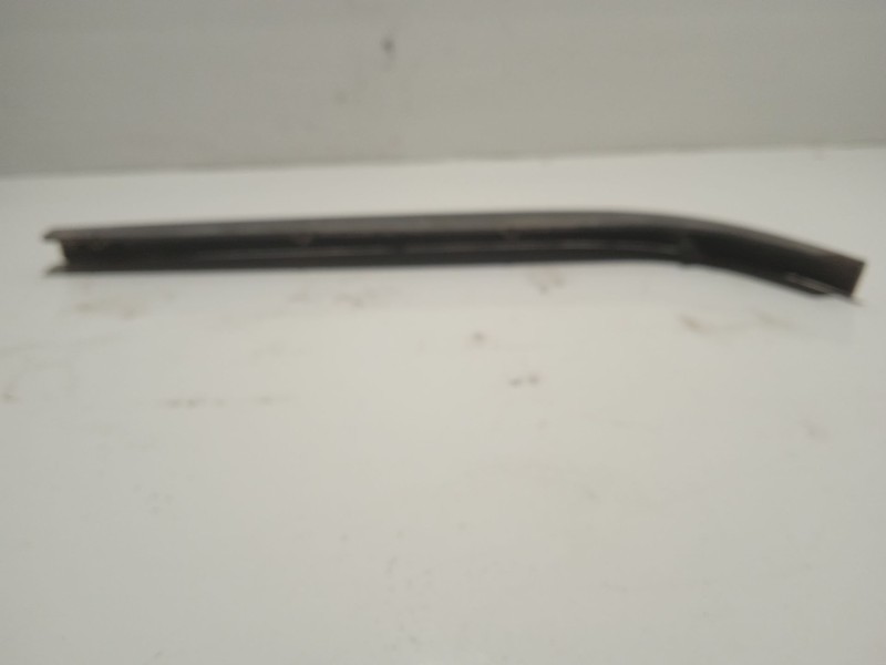 Recambio de moldura bajo faro izquierdo para alfa romeo 33 berlina referencia OEM IAM 03431773  