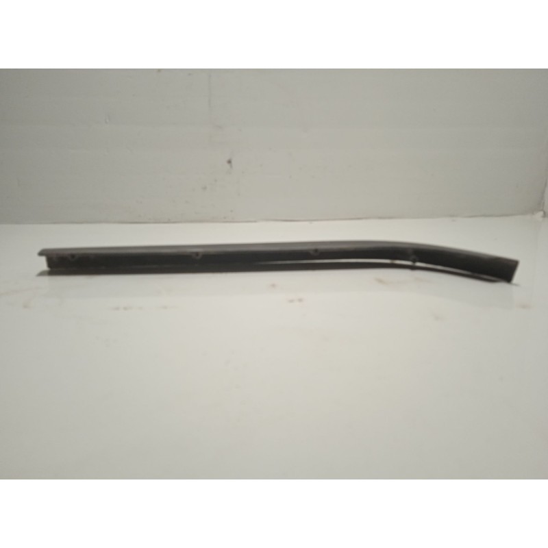 Recambio de moldura bajo faro izquierdo para alfa romeo 33 berlina referencia OEM IAM 03431773  